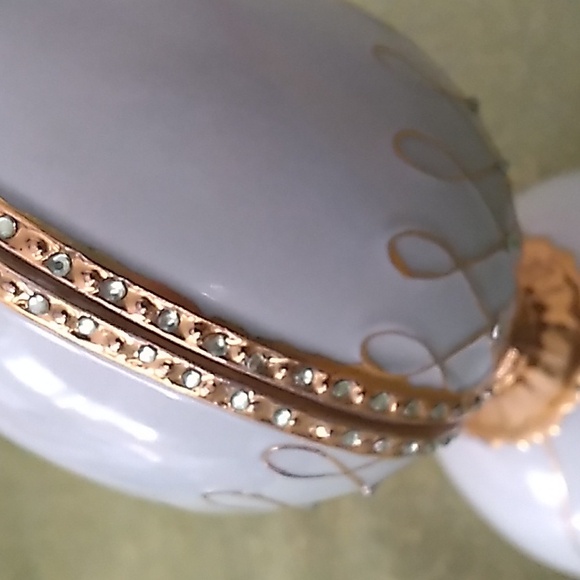 Heirloom Porcelain Musical Collection "Kitten Dreams"  Musical Egg - Picture 11 of 16